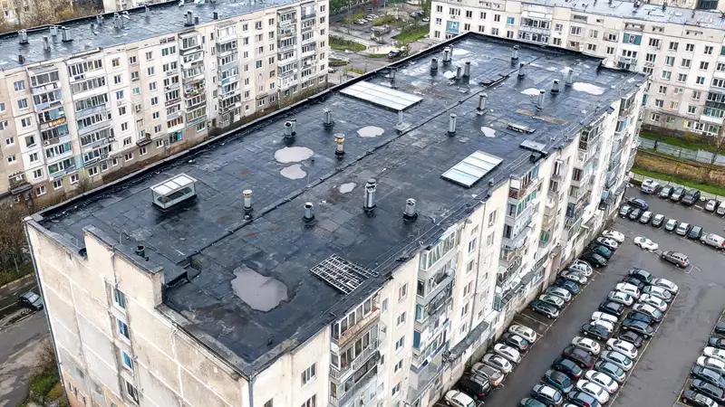 Dach płaski bloku z drona: odpływy, świetliki i zastoiny wody po deszczu