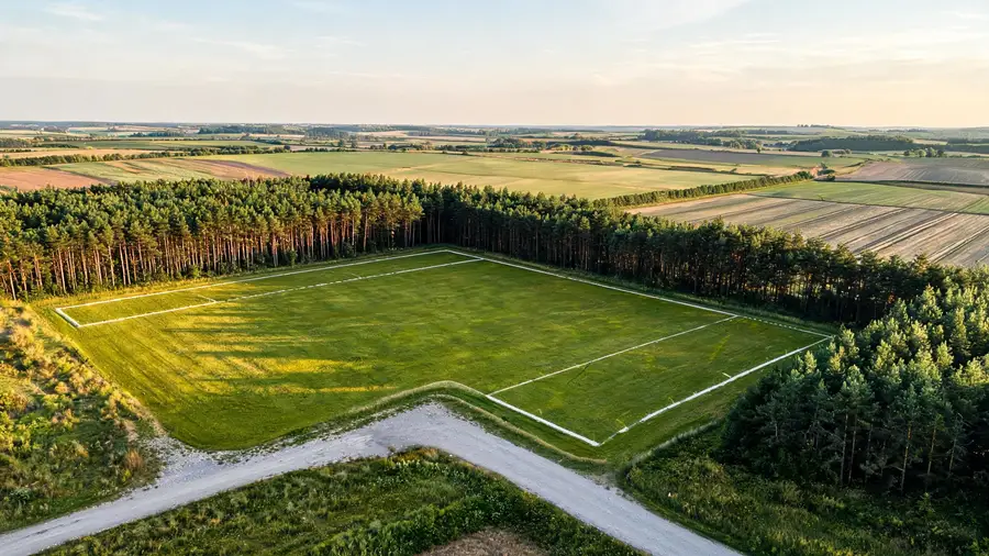 Działka budowlana z widocznymi granicami i dojazdem