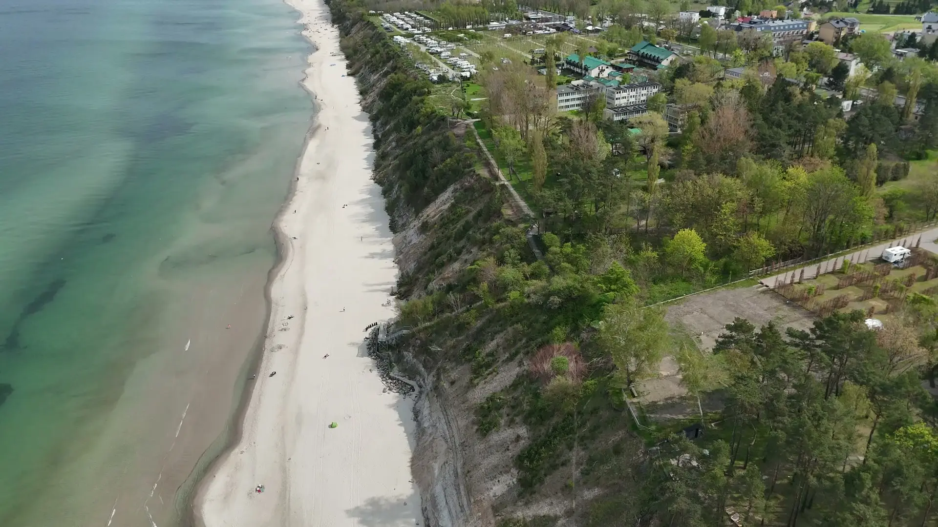 Klif, plaża i Bałtyk z lotu ptaka na środkowym wybrzeżu