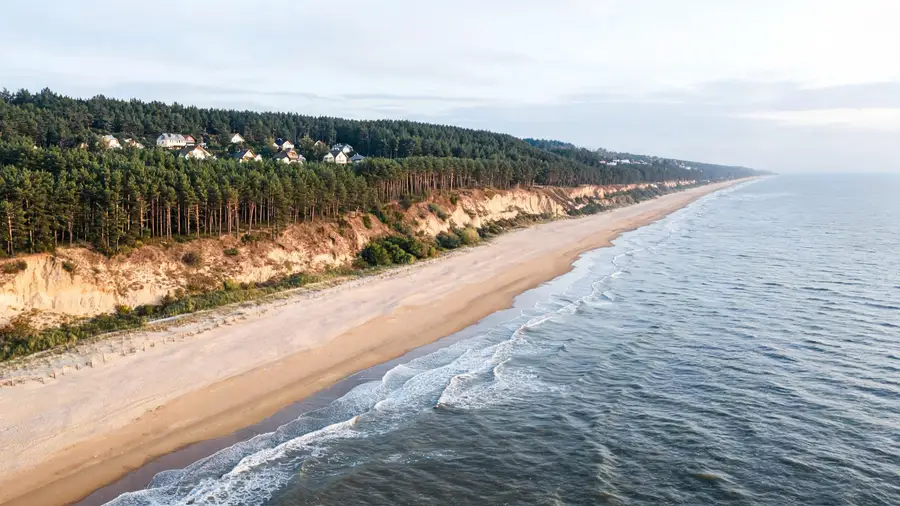 Klif w Ustroniu Morskim z lotu równolegle do brzegu o poranku