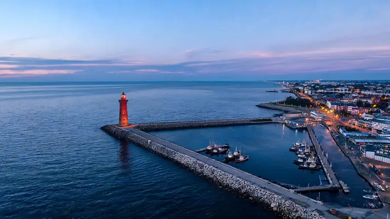 Latarnia morska i falochron w Kołobrzegu z lotu ptaka o zmierzchu